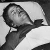 Benno Ohnesorg wird am 2. Juni 1967 ins Krankenhaus transportiert, wo er kurze Zeit später seinen Schussverletzungen erliegt.