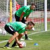 Andreas Luthe (vorne) und sein Konkurrent Fabian Giefer liefern sich ein hartes Duell um die Nummer eins im Tor des FC Augsburg. Wer am ersten Spieltag von Trainer Manuel Baum das Vertrauen erhält, ist noch offen. 