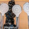 Bei der Verleihung des Negativ-Preis "Plagiarius" sieht man das Original der Handbrause Croma Select der Firma Hansgrohe  neben zwei Plagiaten, die beide aus China stammen.