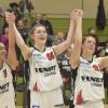 Die Erleichterung bei den Angels war groß nach dem 77:66-Sieg über Freiburg. Matchwinnerin Jennifer Schlott sowie Luisa und Laura Geiselsöder (von links) jubelten über den dritten Saisonerfolg. 	