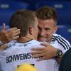 Man kennt sich, man schätzt sich. FCA-Mittelfeldspieler Daniel Baier gratuliert Bastian Schweinsteiger nach dem 2:1-Erfolg der deutschen Nationalmannschaft gegen Holland.