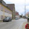 Am Pöttmeser Marktplatz soll ein großes Wohn- und Geschäftshaus entstehen. Dafür soll der bestehende Getreidestadel (zweites Gebäude von links) umgebaut werden.