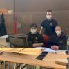 Andreas Kurz, Franz Guha und Johanna Männer von der Baindlkircher Feuerwehr begrüßen und registrieren die Test-Aspiranten in der Rieder Rathausturnhalle.