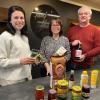 Stefanie, Manuela und Frank Hein (von links) aus Friedberg sind guter Dinge für ihr neues Bio-Geschäft "Fünf Achtel“ an der Meringer Straße 58 in Augsburg-Hochzoll.