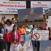 Unermüdlich und bei jeder sich bietenden Gelegenheit kämpfen die Stromtrassengegner gegen den Bau der „Monstertrasse“. Unser Bild zeigt eine Protestaktion im April in Neuburg-Bergen beim Besuch von Horst Seehofer. 
