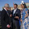 König Charles III. (l) spricht während der Gartenparty im Buckingham Palace mit Lionel Richie (M) und Lisa Parigi.
