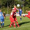 Die Langerringer (blaue Trikots) erwarten zum Derby die U23 des TSV Schwabmünchen. Für Patrick Schmalz (beim Kopfball) und seine Kollegen vom FC Königsbrunn gilt es, sich von den Abstiegsplätzen abzusetzen. 