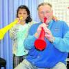 Die achtjährige Lauren Petrick und Eberhard Althammer, Leiter der städtischen Musikschule Günzburg, machen gemeinsam Musik auf der Vuvuzela. Foto: Bauer