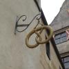Die Metallbreze ist das Zeichen der Bäckerei-Innung. Sie hängt am Pfisterturm im Innenhof der Burg Harburg.