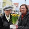 Ein fescher Hut ist das Markenzeichen von Emilie Kraus aus Wertingen, die sich über die Blümchen von Redakteurin Hertha Stauch freut.  	