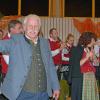 Normalerweise dirigiert Bürgermeister Bernhard Walter nur in der Kommunalpolitik, doch an seinem 60. Geburtstag übernahm er kurz den Taktstock von Jürgen Strohwasser und dirigierte die Blaskapelle des Musikvereins Altenmünster beim Augsburger-Land-Marsch. 	