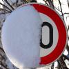 Verschneite Verkehrszeichen bleiben gültig, solange ihre Bedeutung klar erkennbar ist. Hier können nur Ortskundige wissen, dass es sich um ein Tempo-30-Schild handelt.