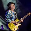 Unverkennbar an der Gitarre: Carlos Santana, inzwischen mehr Großvater.