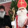 Ludwig Erdt aus Pflugdorf (rechts) ist jedes Jahr als Heiliger Nikolaus unterwegs. Begleitet wird er vom Krampus, in dessen Rolle meist ein Familienmitglied schlüpft.