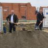 Das Planungsbüro Ingenieurgesellschaft Stark lässt sich im Gewerbegebiet Siemensstraße in Dillingen nieder. Das Foto beim symbolischen Spatenstich zeigt Krätz-Bau-Inhaber Josef Hertle, den geschäftsführenden Gesellschafter Peter Marx, Geschäftsführer Bernd Stark, Oberbürgermeister Frank Kunz und Bauleiter Christoph Rauh (Krätz-Bau).  	
