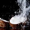 Kokoswasser ist reich an Mineralien und Spurenelementen, sagen Ernährungsexperten. Produkte aus der Kokosnuss stehen in Supermärkten gerade Reihe an Reihe.
