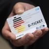 Das Deutschlandticket im Chipkarten-Format. Mit der ÖPNV-Fahrkarte zum monatlichen Preis von 49 Euro hat sich am Donnerstag der Günzburger Kreisausschuss beschäftigt.  