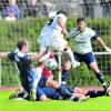 Sowohl der FV Illertissen (blaue Trikots, links Steffen Kuhn) als auch der FC Nöttingen hätten das Spitzenspiel gerne gewonnen. Es gab auch auf beiden Seiten Tormöglichkeiten, bloß wurde eben keine genutzt. Foto: Horst Hörger