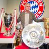 Der FC Bayern feiert sich und sein Triple von 2013, Jupp Heynckes wird emotional begrüßt.