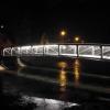 Bei Nacht ist die neue Brenzbrücke in Gundelfingen beleuchtet.