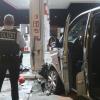 Nach einem Auffahrunfall ist ein Auto in einer Tankstelle in Blaustein gegen einen Pfeiler geprallt. 