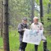 Revierförster Alwin Rammo und Forsteinrichter Nikolaus Gieler betrachten die bunte Karte, die darstellt, wie der Staatswald am Ammersee-Westufer bewirtschaftet werden soll.  