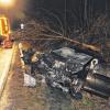 Auto kracht gegen Baum: Mann schwer verletzt