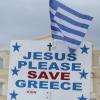 Viele Griechen demonstrieren gegen die harten Einschnitte, die die Regierung verordnet hat.  	