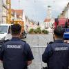 Mitarbeiter des städtischen Ordnungsdienstes am Herkulesbrunnen in der Augsburger Maximilianstraße.