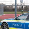 Wie Spielplätze sind auch Sportplätze gesperrt und werden von der Polizei überwacht. Zunächst für die kommenden 14 Tage gilt auch im Landkreis Dillingen eine Ausgangsbeschränkung. 	