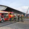 Die Drehleiter aus Mindelheim half der großen Rettungsmannschaft mit 74 Feuerwehrleuten, den fiktiven Brand in der Maschinenhalle in Erisried von oben zu bekämpfen.  	