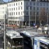 Blick auf den Manzù-Bogen am Königsplatz: Wo jetzt noch die Bushaltestelle ist und Straßenbahngleise liegen, wird im kommenden Jahr gepflastert.  
