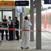 Der Angreifer wurde noch an der S-Bahn-Station von der Polizei überwältigt und festgenommen.