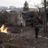 Rettungskräfte treffen an Silvester in einem Wohngebiet in Kiew ein, das nach ukrainischen Angaben bei einem russischen Angriff getroffen wurde.