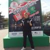 Allgegenwärtig in Minsk sind die Werbetafeln für die Muay Thai-Weltmeisterschaft. Die Gelegenheit für ein Erinnerungsfoto nahm Matas Miliunas sogleich wahr. 	