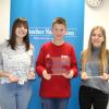 Die Gewinner bei der Wahl zum AN-Sportler des Jahres 2019 bekamen in der Redaktion der Aichacher Nachrichten ihre Pokale überreicht: (von links) Veronika Pfaffenzeller (zweiter Platz) , Elias Schwarzmaier (Sieger) und Jasmin Welzel (ebenfalls zweiter Platz). 	
