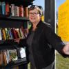 In ehemaligen Telefonzellen können sich Leseratten in Adelsried Bücher ausleihen. Die Idee dazu hatte Bürgermeisterin Errna Stegherr-Haußmann.