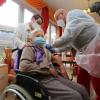 Die 101-jährige Edith Kwoizalla ist die erste, die am Samstag vor dem offiziellen Impfstart in Deutschland gegen Corona geimpft wurde.