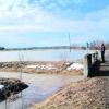 Im Jahre 2006 überflutete das Hochwasser viele Bereiche von Thierhaupten, auch Teile des Gebiets, wo die Gemeinde ihr Hochwasserrückhaltebecken bauen möchte. Beengte Verhältnisse herrschen im Feuerwehrhaus in Thierhaupten. Fotos: Claus Braun