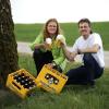 Brauereichefin Stephanie Schmid und Braumeister Wolfgang Dahnke genießen das Landbier, die neueste Bierspezialität der Ustersbacher Privatbrauerei im Augsburger Land. 