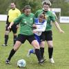 Um den Ball rangeln auf unserem Archivbild Lisa Mayer, Veronika Jakl (TSV Burgau) und Jessica Braun (SC Mönstetten). 