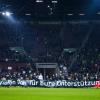 Die Spieler des FC Augsburg bedanken sich nach dem Spiel bei den Fans für die Unterstützung im vergangenen Jahr. 