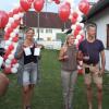 Diese roten Luftballons ließen die Nachbarn der Müllers als Glücksbringer für das frisch vermählte Paar steigen