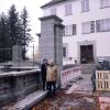 Ulrike Freifrau von Castell und ihr Mann Franz auf der neu errichteten Zufahrt von Schloss Bedernau.