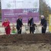 Beim symbolischen Spatenstich für das Projekt der Stiftung Sankt Johannes am Lerchenweg in Rain wirkten mit (von links) Bürgermeister Gerhard Martin, Ilka Füngers, Robert Freiberger, Geschäftsführer der Stiftung Sankt Johannes, Architektin Thekla Eisele, stellvertretender Landrat Peter Thrul und Dipl.-Ing. Edgar Winkler von der Baufirma Heuchel.