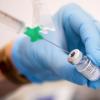 Eine Mitarbeiterin einer Klinik im bayerischen Gauting bereitet den Covid-19-Impfstoff von Biontech/Pfizer für eine Impfung vor.