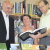 Karlheinz Schweier (links) präsentiert Christine Knoller von der Gemeindebücherei Graben und Bürgermeister Andreas Scharf seine Bücher. 