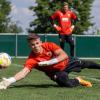 Torwart Finn Dahmen fängt beim Trainingsauftakt des FC Augsburg einen Ball.