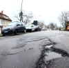 Und wieder ein Schlagloch. Viele Straßen in Bayern sind Jahrzehnte alt und kommen nun an ihre Grenzen.