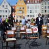 Diese Stühle bleiben derzeit alle leer: Die Gastronomie wird von der Corona-Krise und den damit verbundenen Beschränkungen hart getroffen. Augsburger Gastronomen und Brauerei-Chefs haben deshalb am Freitag auf dem Rathausplatz demonstriert.  	
